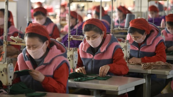 2020年2月6日，平壤松桥针织厂的女工。（图片来源：KIM WON-JIN/AFP via Getty Images）