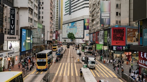 2024年8月12日，汽车在香港的购物区街道上行驶