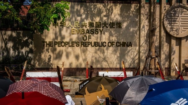 2021 年 2 月 12 日，抗议者在缅甸仰光的中国大使馆前高喊口号。（ Hkun Lat/Getty Images）