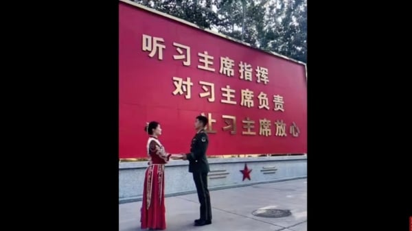 軍方原來的三句口號「聽習主席指揮，對習主席負責，讓習主席放心」已經被下架。（視頻截圖）