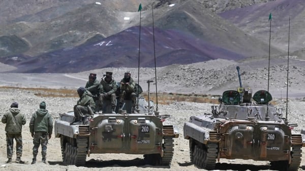 圖為拉達克東部一個軍營內的印度軍隊裝甲車。（圖片來源：TAUSEEF MUSTAFA/AFP via Getty Images）