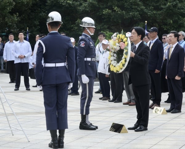 总统赖清德25日赴金门主持“古宁头战役75周年追思祭悼典礼”，并向参战官兵献花致意。