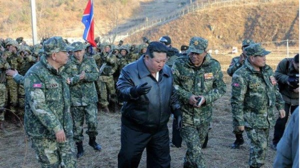 2024年3月6日，金正恩視察西部地區重要作戰基地時，過去曾經擔任特戰部隊隊長的人民軍總參謀部副總參謀長金永福，在其身旁拿起筆記本匯報。