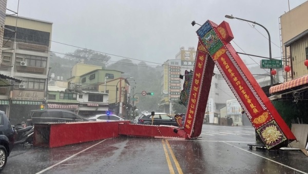 台风山陀儿来袭，高雄鼓山区木制牌楼倒塌