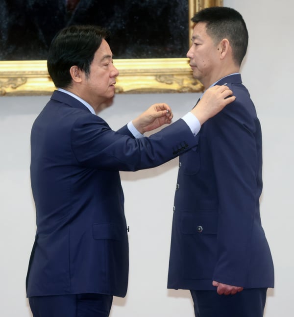 总统赖清德（左）为空军上校刘浩祥（右）晋任空军少将授阶，晋任官阶均于11月1日生效。