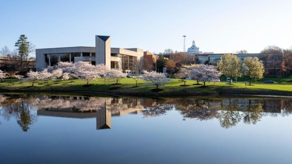 乔治梅森大学校园风景。