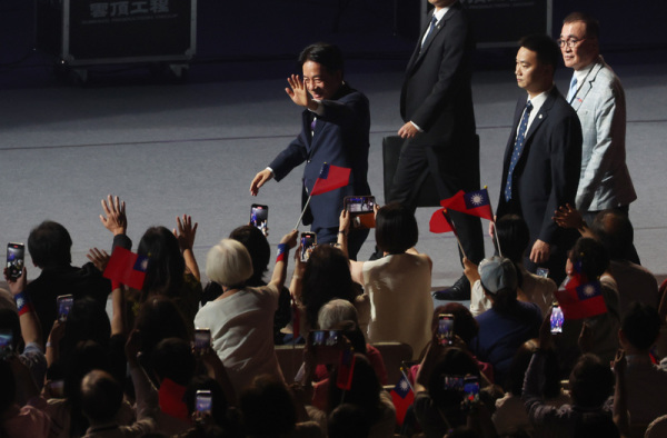 113年国庆晚会，进场的总统赖清德（后中挥手者）亲切向与会来宾挥手致意。