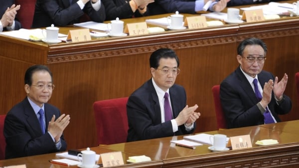 圖為中國國家主席胡錦濤（中）、國務院總理溫家寶（左）和全國人大常委會委員長吳邦國（右）在中國人民政治協商會議第十一屆全國委員會開幕式上。（圖片來源：LIU JIN/AFP via Getty Images ）