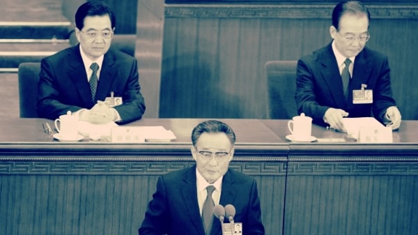 2011年3月5日，全国人大委员长吴邦国（中），williamhill官网
国家主席胡锦涛（左）和国务院总理温家宝在北京人民大会堂举行的全国人民代表大会开幕式上。（图片来源：LIU JIN/AFP via Getty Images）