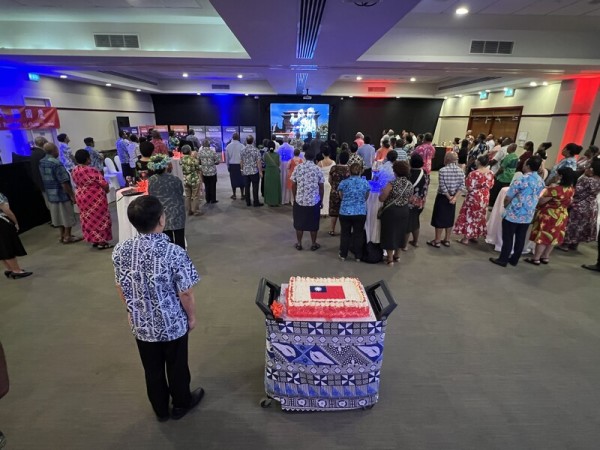 驻斐济代表处举办113年双十国庆酒会，邀请各界人士约百名贵宾出席，并观赏外交部国庆影片“民主和平繁荣的新台湾”。