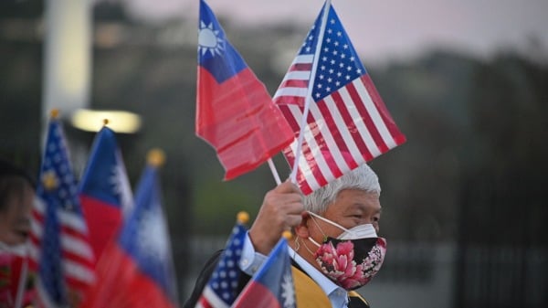 2022年1月25日，高舉中華民國國旗與美國國旗的支持者，正等待時任副總統賴清德抵達位於加州的酒店