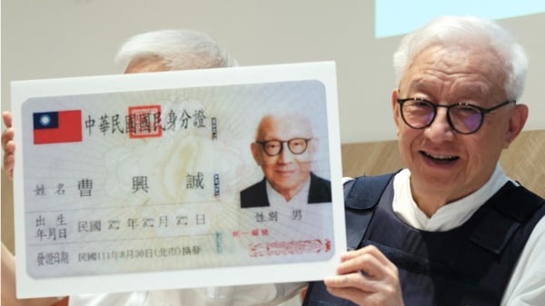 2022年9月1日，联电创始人曹兴诚在台北新闻发布会上，展示放大的身份证复印件。