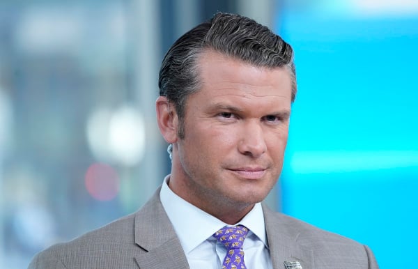 福克斯主播皮特・赫格塞斯（Pete Hegseth）于2019年8月9日在纽约市福克斯新闻频道工作室的“FOX & Friends”节目中采访企业家和风险投资家彼得·蒂尔（Peter Thiel）。