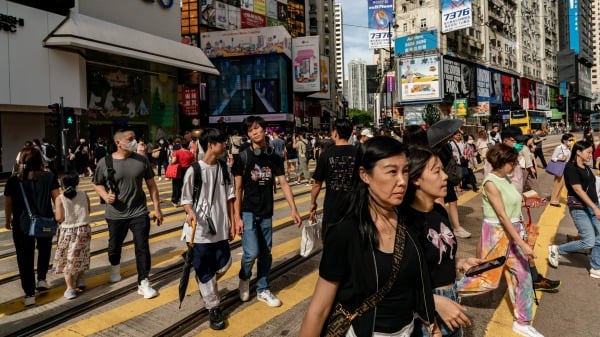 2024年8月12日，行人在中国香港的购物区过马路