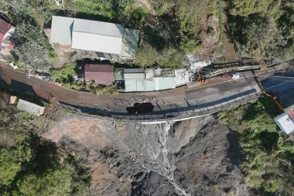 台风“康芮”带来豪雨，台8线中横公路83公里处路面被掏空，出现大坑洞。