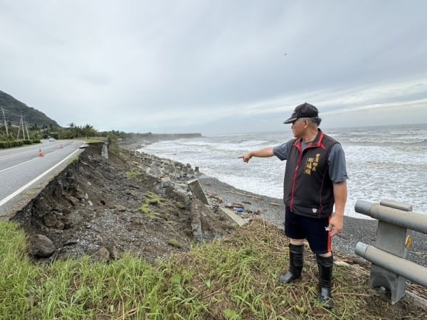 康芮台风袭台，台11线花莲丰滨新社段路基遭掏空约50公尺。