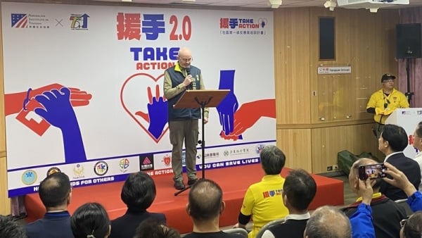 美国在台协会处长谷立言23日下午赴新北市乌来区公所，参与“援手2.0 社区第一线反应员培训工作坊－乌来原乡场”演练并致词。