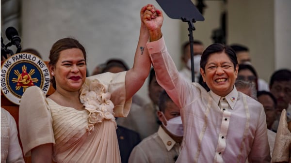 2022 年 6 月 30 日，小马可仕（Ferdinand Marcos Jr.）与新任副总统萨拉．杜特尔特（Sara Duterte）在马尼拉国家美术馆宣誓就任下一任总统后合影留念