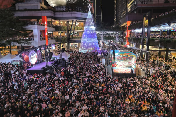 大批民眾24日晚間聚集在台北市信義區香堤廣場觀看賽事直播，一同為台灣隊集氣加油。