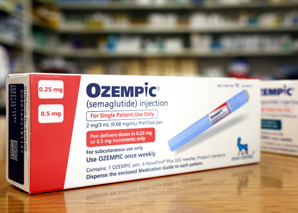 糖尿病藥物 Ozempic 的包裝盒放在藥店櫃台上。