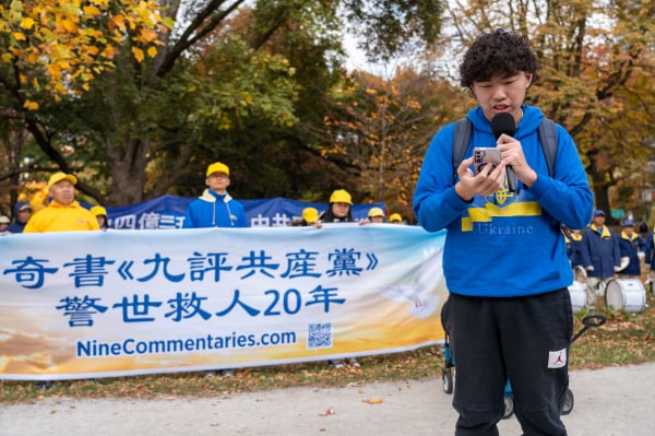 2024年11月2日，多倫多民眾在市中心舉行《九評》20週年紀念集會，圖為在集會上發言的中國民主黨加拿大委員會黨員李正熙。（看中國Evan攝）