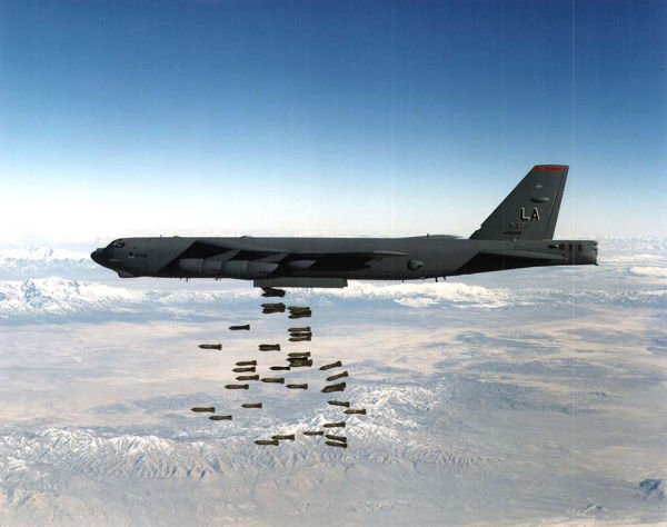 一架美國空軍B-52「同溫層堡壘」（B-52 Stratofortress）重型轟炸機投下炸彈。