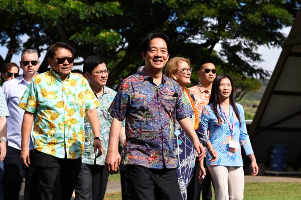 總統賴清德（前藍紫衫）出訪太平洋3友邦，去程過境夏威夷停留2晚，首站賴清德出席參觀畢夏普博物館。