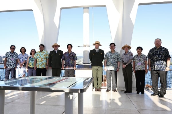 當地時間11月30日下午前往美國海軍亞利桑那號戰艦紀念館參訪，賴總統與珍珠港國家紀念館館長賴德曼（左5）等人合影留念。