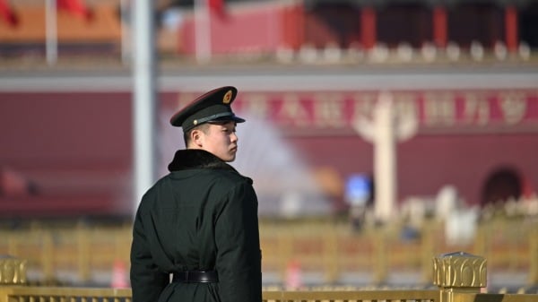 一名军人在北京人民大会堂第十四次全国人民代表大会期间站岗。（图片来源：JADE GAO/AFP via Getty Images ）