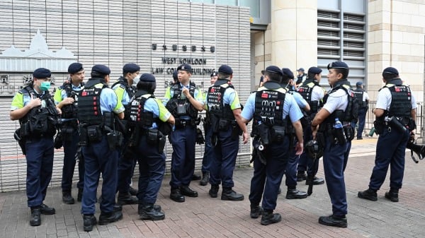 2024年5月30日，警方在香港西九龍裁判法院外。(圖片來源：PETER PARKS/AFP via Getty Images)