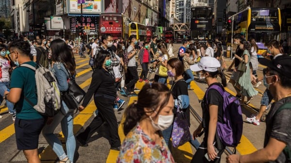 2020年5月1日，香港民众穿过香港铜锣湾购物区的街道。（图片来源：DALE DE LA REY / AFP via Getty Images）