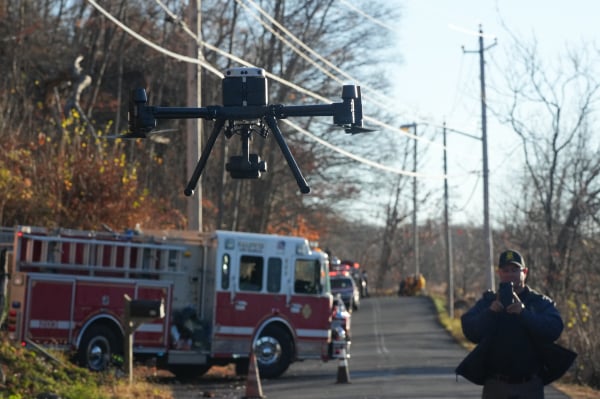 2024年11月15日，紐約州綠樹湖（Greenwood Lake）消防現場，隸屬於無人機系統部門的紐約州警察使用無人機標記火災熱點。