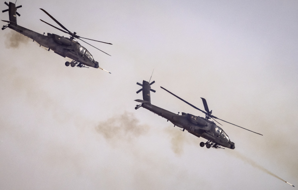 2022年6月30日，美國陸軍AH-64「阿帕奇」攻擊直升機在摩洛哥西南部坦坦地區的第二屆年度「非洲獅」（African Lion）軍事演習中發射火箭。