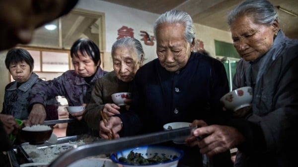 中國國內60歲及以上老年人口的數量已接近3億，養老體系面臨嚴峻考驗