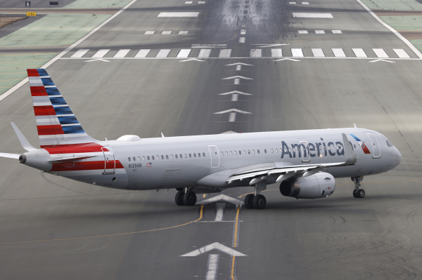 2024年11月18日，一架美国航空（American Airlines）的空客A321-231在圣地亚哥国际机场滑行跑道准备起飞。