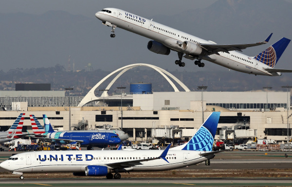 2024年12月2日，感恩节假期过后，在洛杉矶国际机场（LAX），一架联合航空（United Airlines）的飞机起飞，另一架飞机正在滑行。