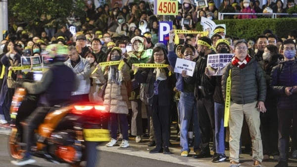 经济民主连合、台湾公民阵线发起“冬季青鸟在台北”集会行动，18日晚间在国民党中央党部前集结抗议，现场人潮众多，许多人手持黄色布条、标语字牌等表达立场，抗议国民党强行修法。（图片来源：中央社）