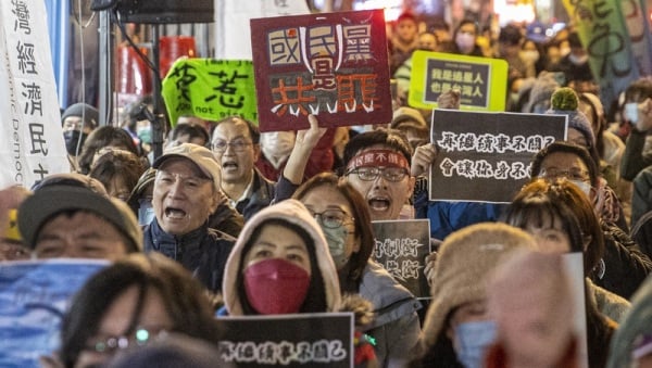 18日晚間號召在國民黨中央黨部前集結舉辦晚會，許多民眾手持字卡標語到場響應，抗議國民黨強行修法。