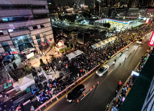 根據主辦單位台灣公民陣線統計，活動現場約有6000人到場聲援，大量人群占滿2條車道。