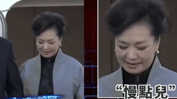 习近平与彭丽媛抵达澳门下飞机时，当时彭对习说了“慢点儿”三个字已被央视剪掉。（视频截图）