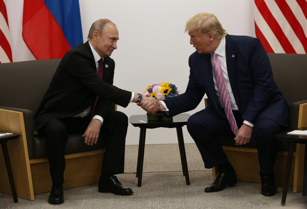 2019年6月28日，美国总统唐纳德·川普和俄罗斯总统弗拉基米尔·普京出席2019年G20大阪峰会期间的双边会议。