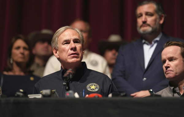 2022年5月25日，德克薩斯州州長格雷格．阿博特（Greg Abbott）與其他官員在德克薩斯州尤瓦爾迪的尤瓦爾迪高中舉行新聞發布會。