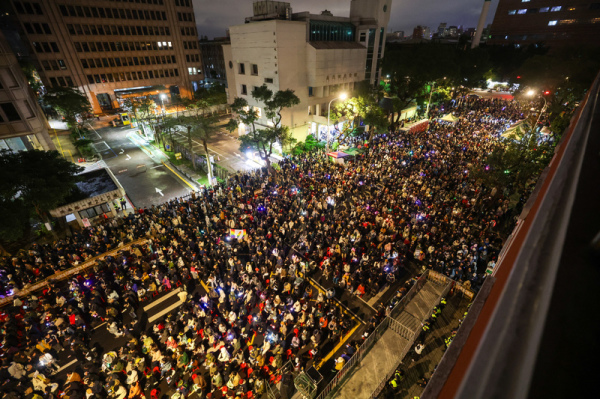 公民团体发起的“冬季青鸟在台北”晚间8时许民众在济南路舞台前聚集，关心院会开会状况。