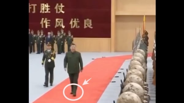 習近平視察澳門駐軍時走路不穩，腳步顛簸搖晃，健康明顯出現問題。（視頻截圖）