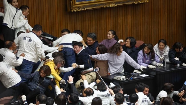 立法院會20日處理選罷法等修正草案，民進黨立委19日深夜突襲進入議場攻占主席台，國民黨立委上午突破封鎖進入議場，隨後雙方上演激烈攻防，場面混亂不已。（圖片來源：中央社）