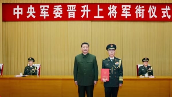 中共黨魁習近平12月23日向晉陞上將軍銜的陸軍政治委員陳輝頒發命令狀。（視頻截圖）