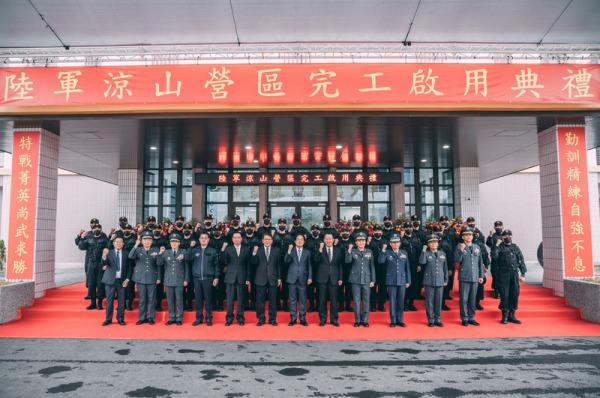 賴總統（前中）27日上午前往屏東出席「陸軍涼山營區完工啟用典禮」。（圖片來源：總統府提供/中央社）