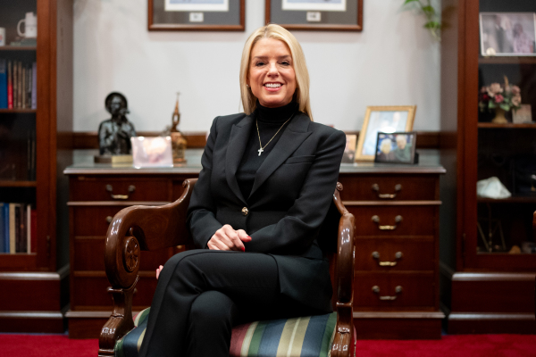 2024年12月2日，川普提名的司法部长帕姆・邦迪（PamBondi）在华盛顿特区哈特参议院办公大楼的办公室会见即将上任的参议院司法委员会主席查尔斯・格拉斯利（Charles Grassley）。