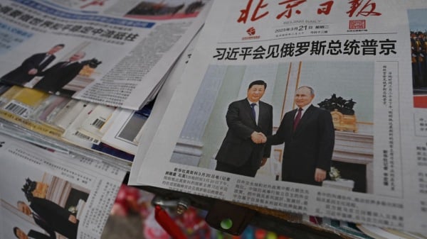 2023 年 3 月 21 日，北京的一個報攤上展示了刊登中國國家主席習近平在莫斯科會見俄羅斯總統弗拉基米爾·普京的頭版照片的報紙。