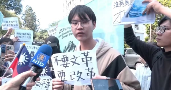 清大学生强调，无法接受以统战形式来台；大家来此并非要阻止交流，而是希望交流能以公开、透明方式进行。